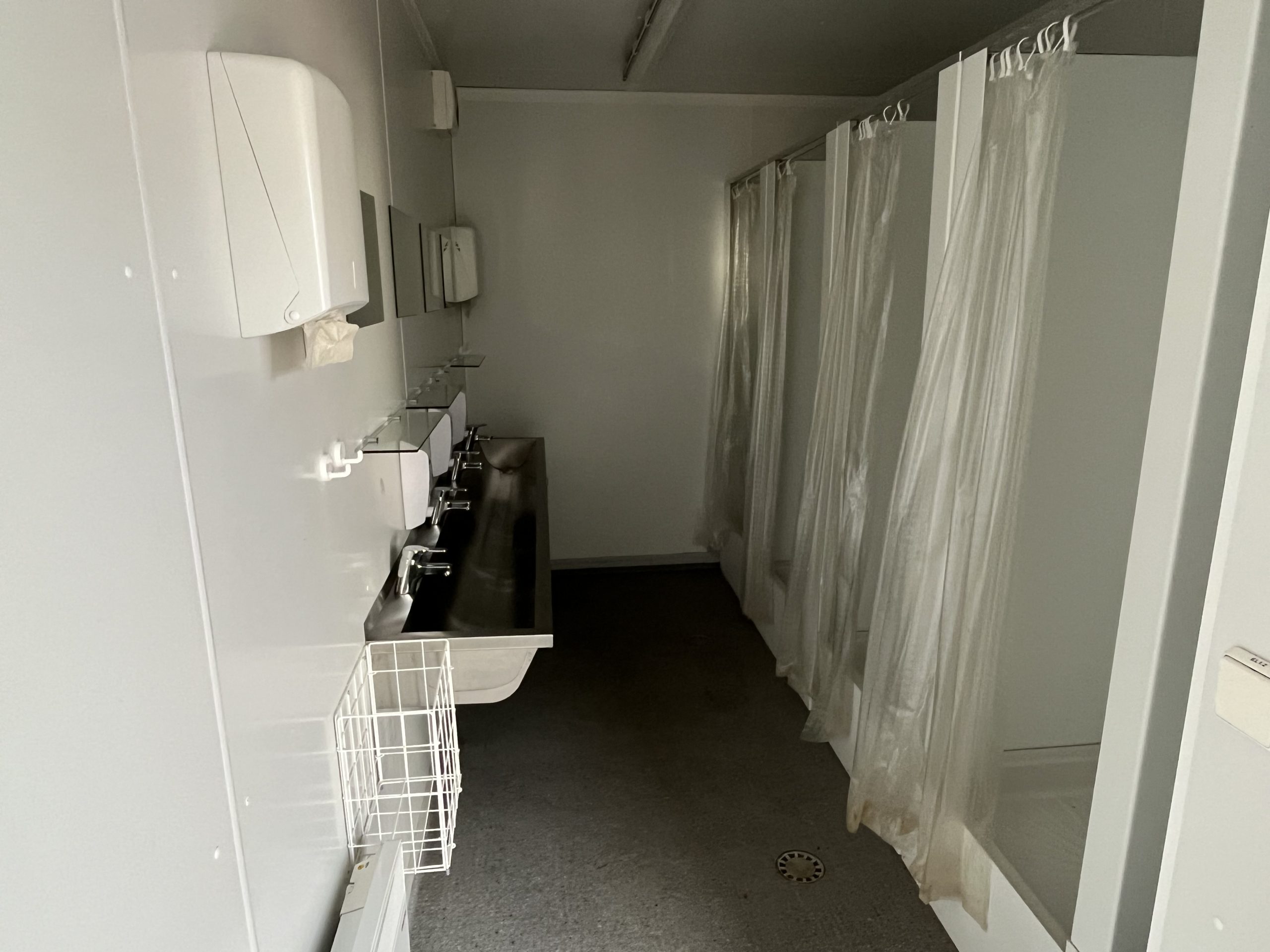 Kontener sanitarny (umywalnia, prysznice)